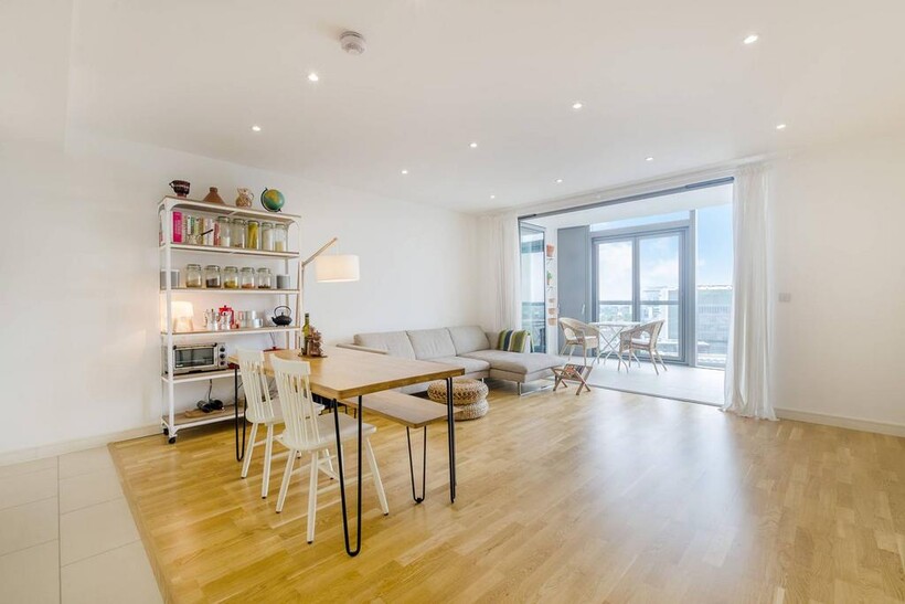 Ealing Road, Brentford, TW8 2 bed flat to rent - £2,795 pcm (£645 pw)