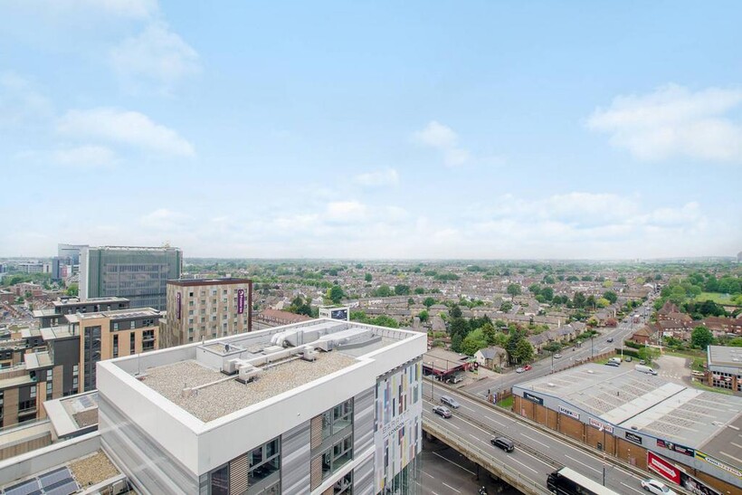 Ealing Road, Brentford, TW8 2 bed flat to rent - £2,795 pcm (£645 pw)