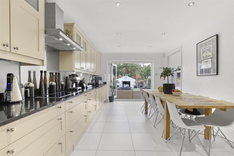 Broomhill Road, Woodford Green IG8 5 bed townhouse to rent - £8,000 pcm (£1,846 pw)