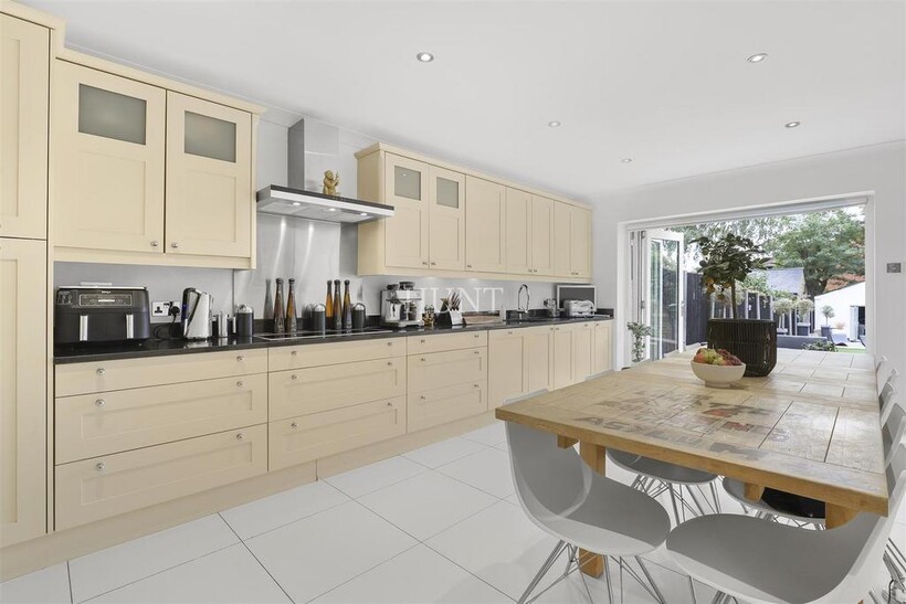 Broomhill Road, Woodford Green IG8 5 bed townhouse to rent - £8,000 pcm (£1,846 pw)