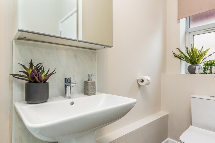 A modern and tidy bathroom featuring elegant fi...