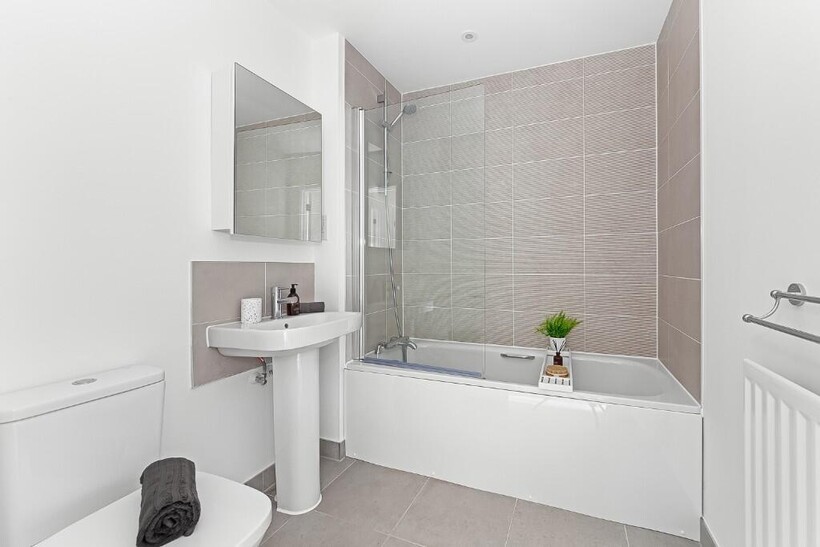 at The Woodlands, Wildacre Road MK5 2 bed flat to rent - £1,630 pcm (£376 pw)