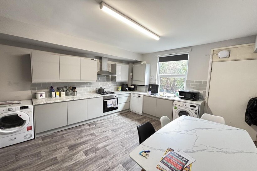 Royal Park Avenue, Leeds 6 bed house to rent - £663 pcm (£153 pw)