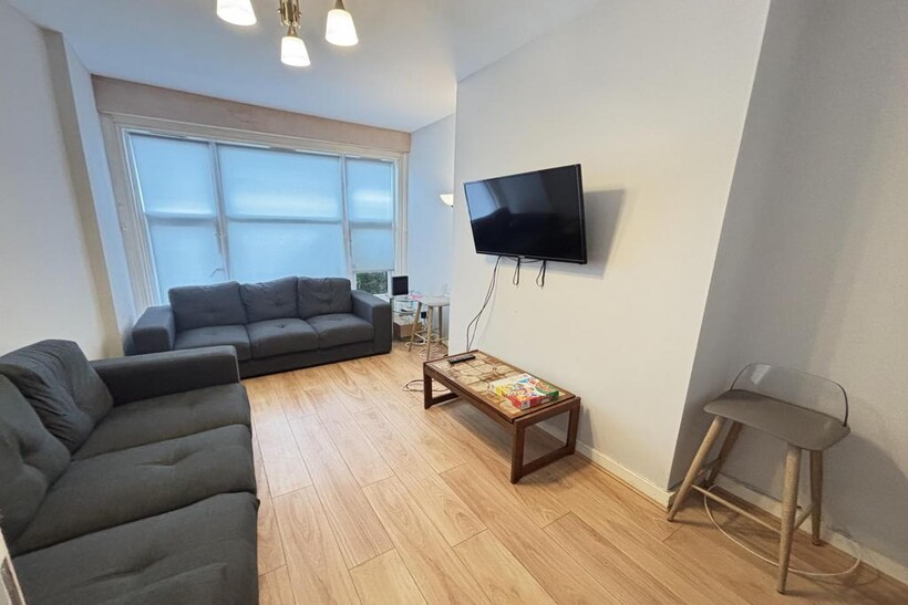 Royal Park Avenue, Leeds 6 bed house to rent - £663 pcm (£153 pw)