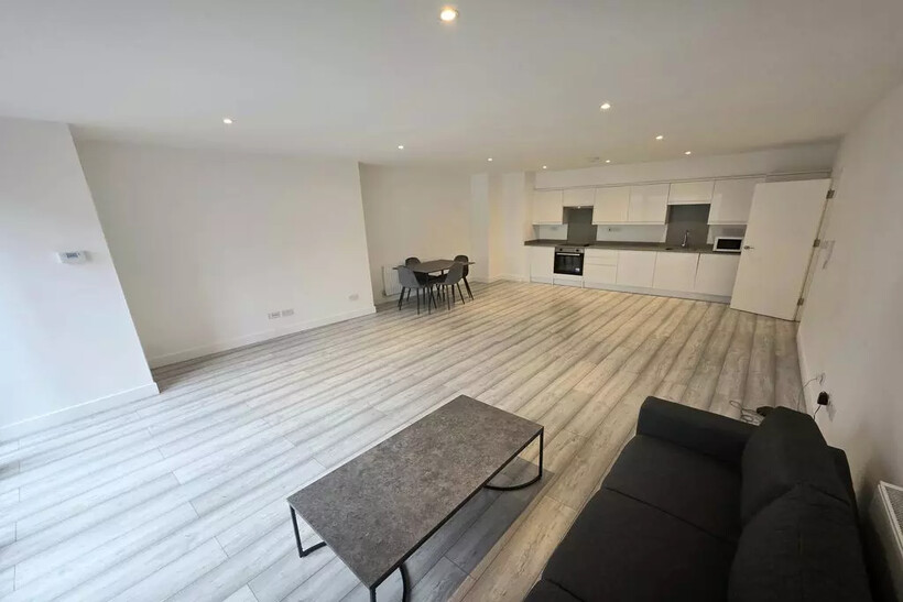High Street, Hounslow TW3 2 bed apartment to rent - £1,695 pcm (£391 pw)