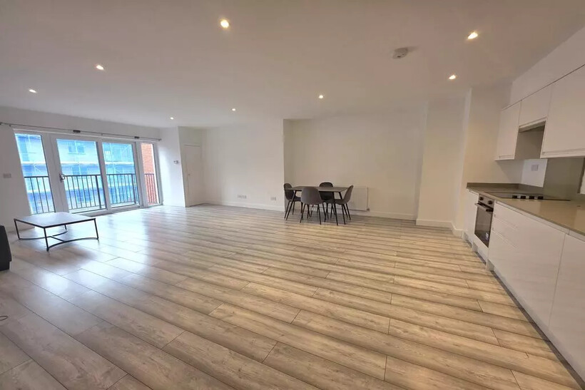 High Street, Hounslow TW3 2 bed apartment to rent - £1,695 pcm (£391 pw)