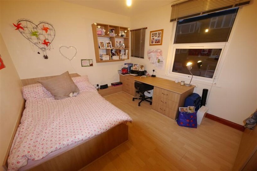 A cozy bedroom featuring a comfortable double b...