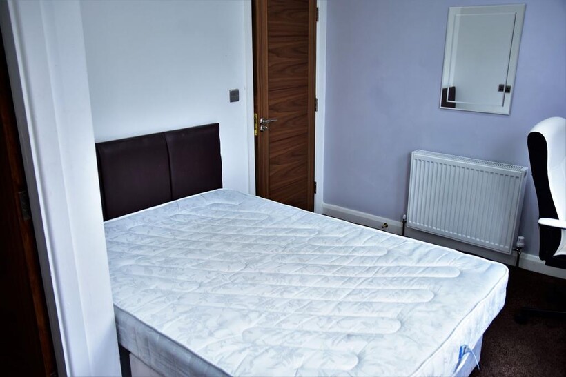 A well-maintained double bedroom featuring a co...