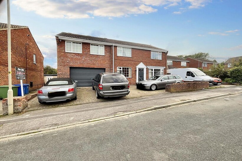 Priest Close, Hunmanby, YO14 4 bed property to rent - £1,800 pcm (£415 pw)