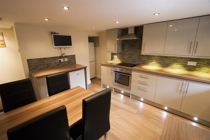 Ashville Avenue, Hyde Park, Leeds... 5 bed terraced house to rent - £3,228 pcm (£745 pw)