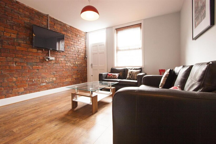 Ashville Avenue, Hyde Park, Leeds... 5 bed terraced house to rent - £3,228 pcm (£745 pw)