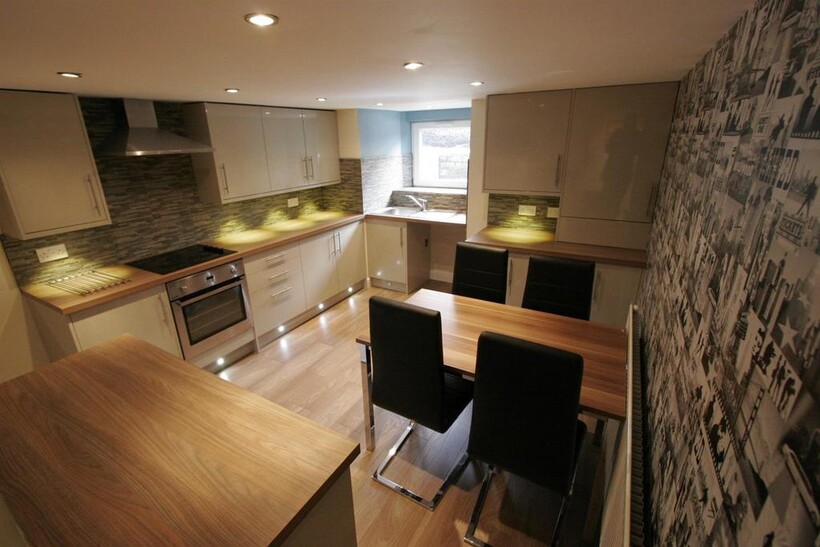 Ashville Avenue, Hyde Park, Leeds... 5 bed terraced house to rent - £3,228 pcm (£745 pw)