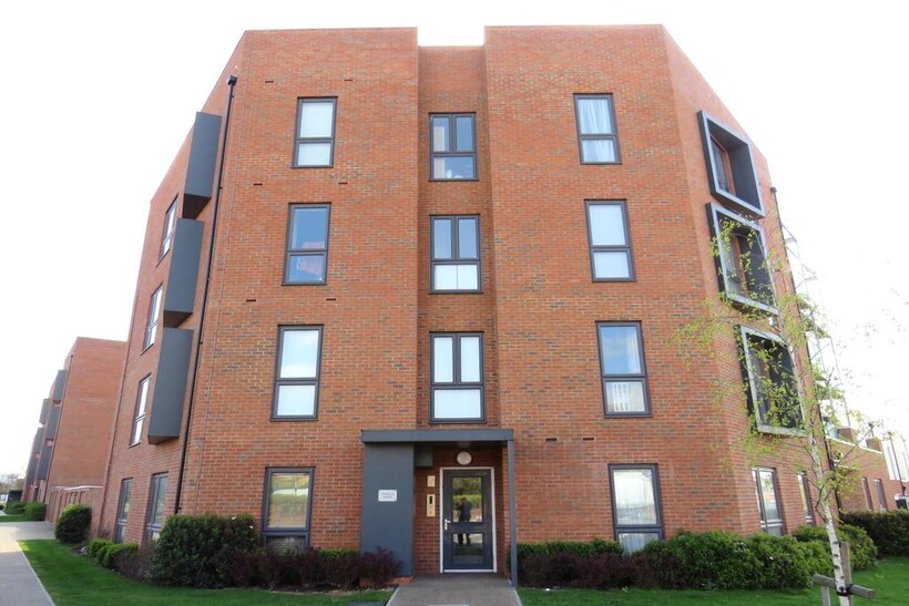 Brabazon Road, Hounslow TW5 2 bed flat to rent - £1,700 pcm (£392 pw)