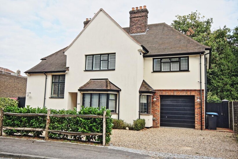 Woking GU22 5 bed detached house to rent - £3,950 pcm (£912 pw)