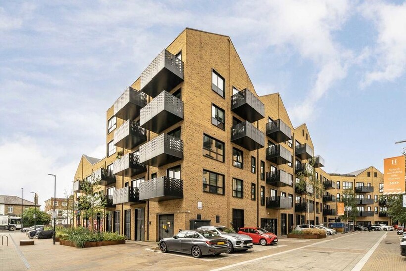 Middle Road, London W7 2 bed flat to rent - £2,249 pcm (£519 pw)