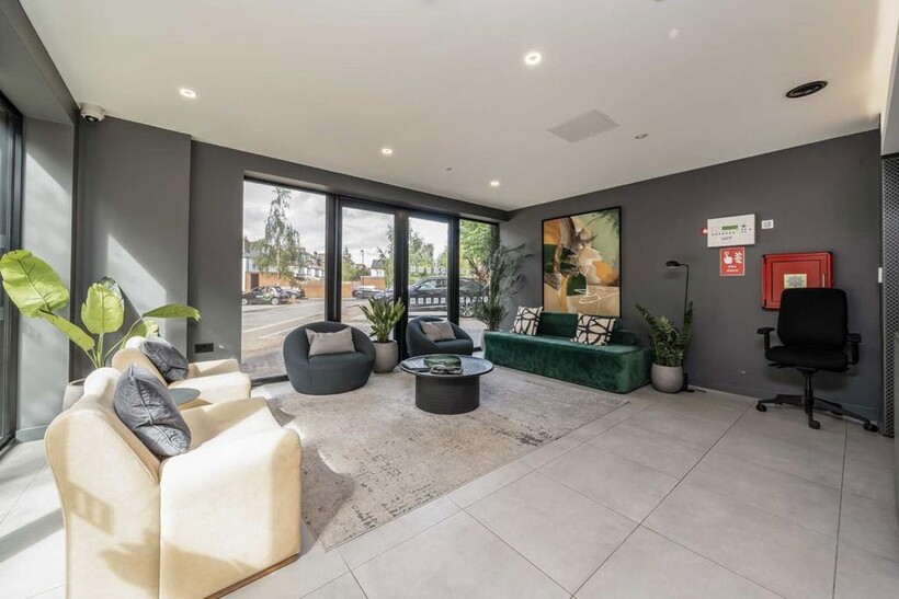 Middle Road, London W7 2 bed flat to rent - £2,249 pcm (£519 pw)