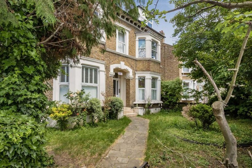 Uxbridge Road, London W12 3 bed semi-detached house to rent - £2,496 pcm (£576 pw)