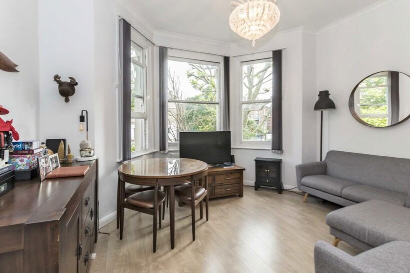 Uxbridge Road, London W12 3 bed semi-detached house to rent - £2,496 pcm (£576 pw)