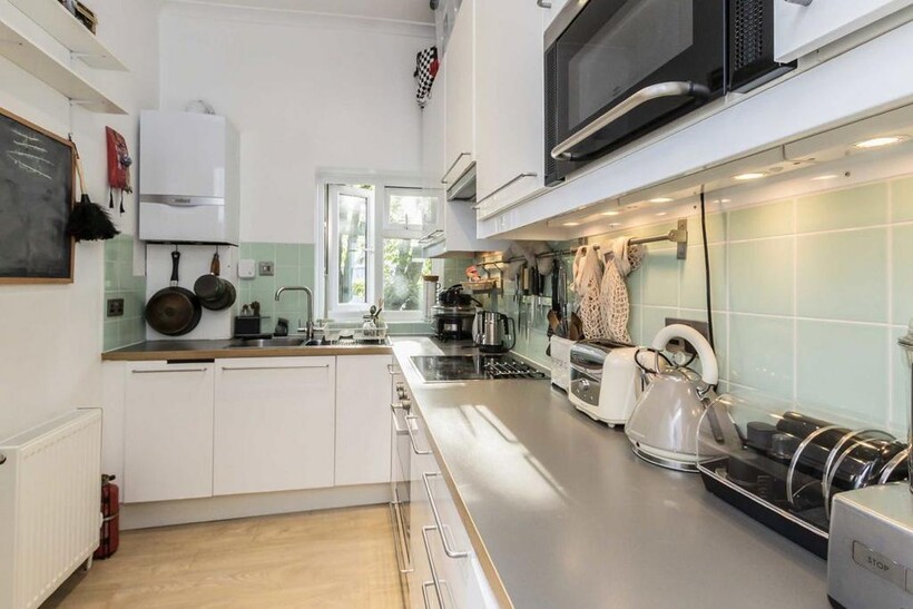Uxbridge Road, London W12 3 bed semi-detached house to rent - £2,496 pcm (£576 pw)