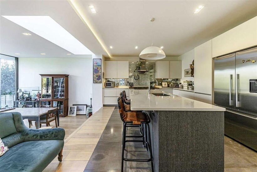 Kingston Lane, Teddington TW11 5 bed detached house to rent - £7,000 pcm (£1,615 pw)