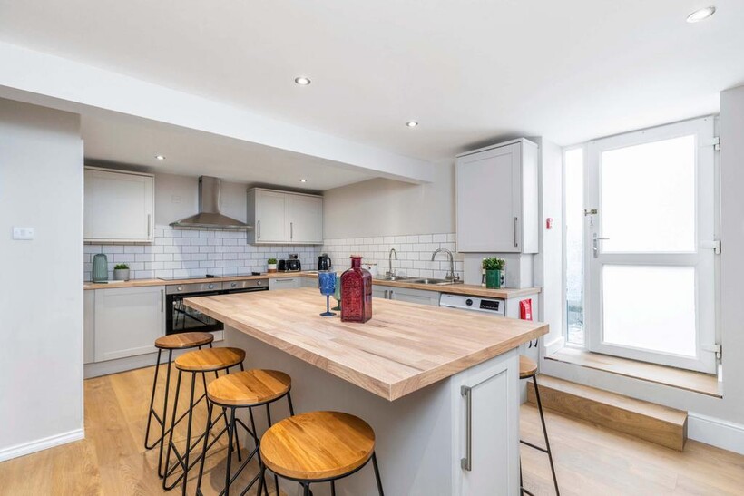 Headingley Avenue, Leeds LS6 8 bed house to rent - £4,853 pcm (£1,120 pw)