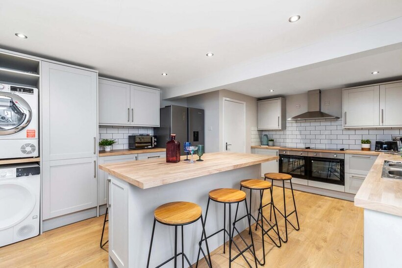 Headingley Avenue, Leeds LS6 8 bed house to rent - £4,853 pcm (£1,120 pw)