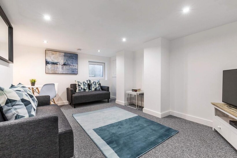 Brookfield Place, Leeds LS6 6 bed house to rent - £3,380 pcm (£780 pw)