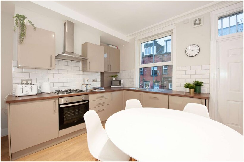 Burchett Place, Leeds LS6 6 bed house to rent - £3,640 pcm (£840 pw)