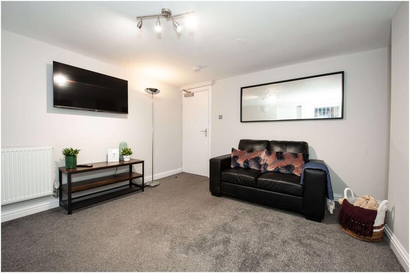 Burchett Place, Leeds LS6 6 bed house to rent - £3,640 pcm (£840 pw)