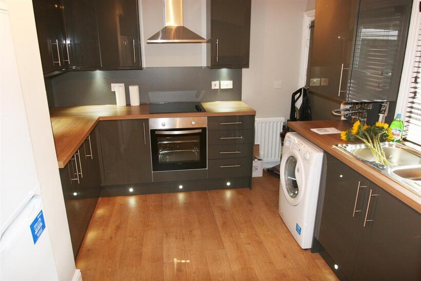 Norwood Terrace, Hyde Park, Leeds... 6 bed terraced house to rent - £3,640 pcm (£840 pw)