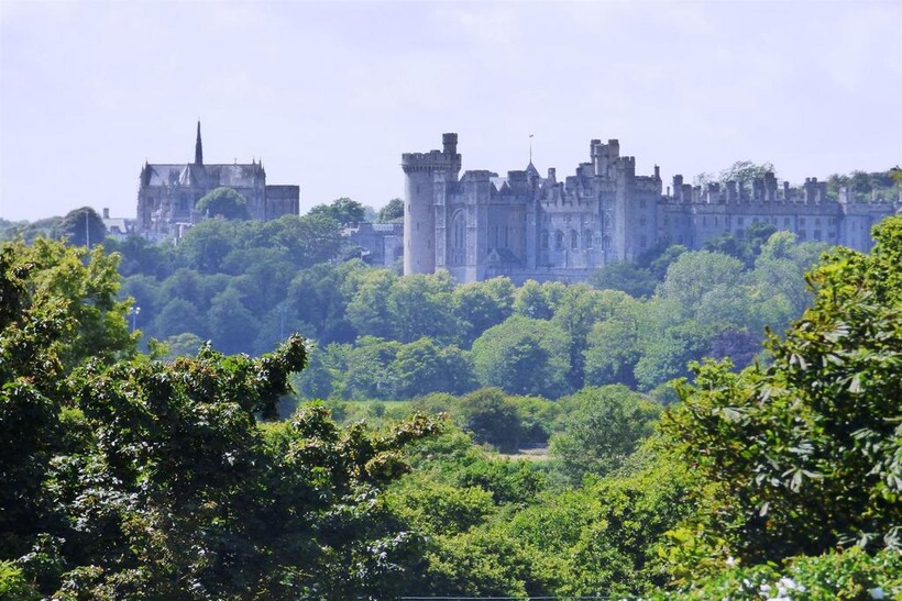 Arundel BN18 3 bed cottage to rent - £2,295 pcm (£530 pw)