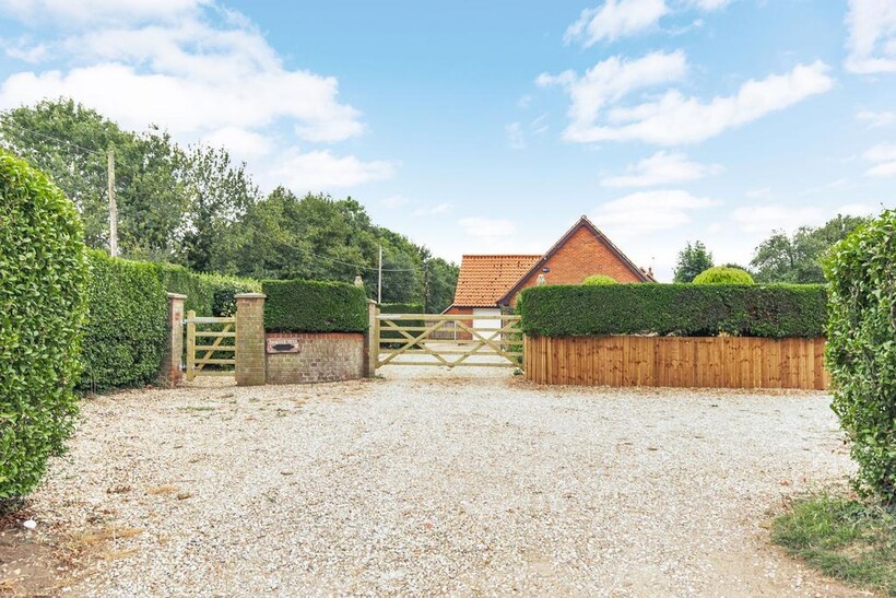 Mileham 2 bed detached bungalow to rent - £1,350 pcm (£312 pw)