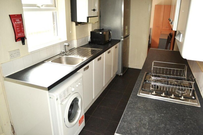 30 Luton Road, B29 7BN 5 bed house to rent - £1,993 pcm (£460 pw)