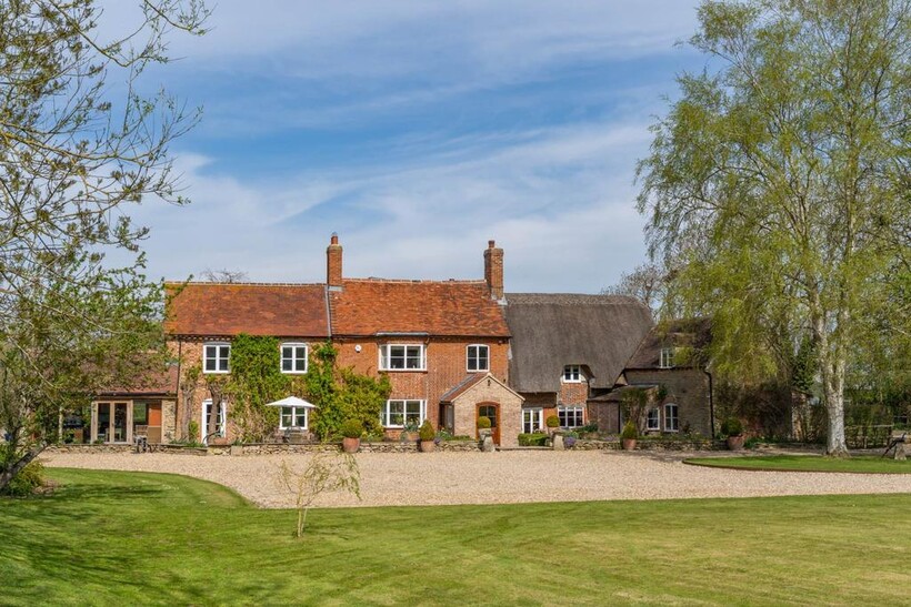 Thrupp, Faringdon, Oxon SN7 8JY 8 bed farm house to rent - £9,700 pcm (£2,238 pw)