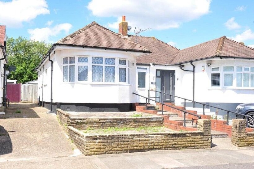Cavendish Avenue, Ruislip HA4 3 bed detached house to rent - £2,249 pcm (£519 pw)