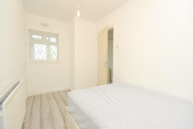 Cavendish Avenue, Ruislip HA4 3 bed detached house to rent - £2,249 pcm (£519 pw)