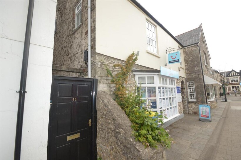 23 High Street, Cowbridge, Vale of... 2 bed flat to rent - £995 pcm (£230 pw)