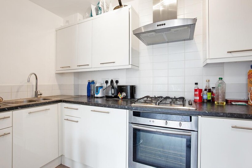 Kew Bridge Court, Brentford London W4 3 bed apartment to rent - £2,565 pcm (£592 pw)