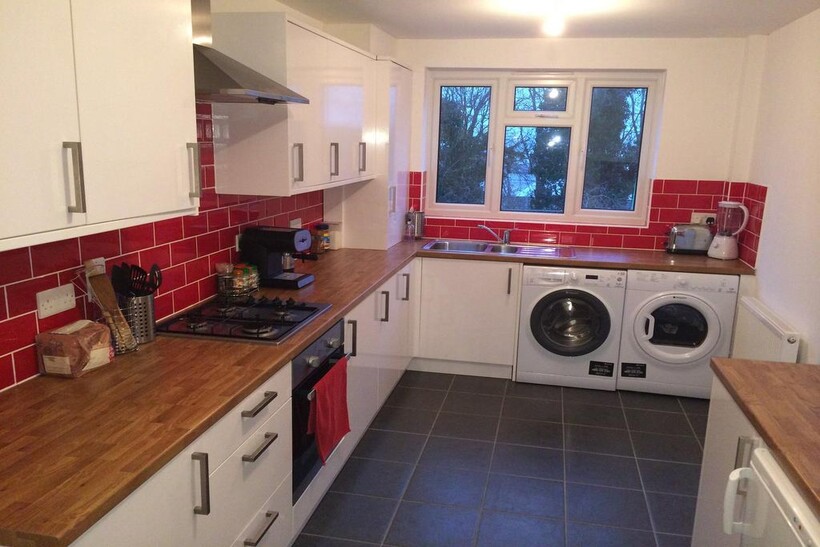 Burnt Oak Terrace, Gillingham ME7 4 bed house to rent - £1,525 pcm (£352 pw)