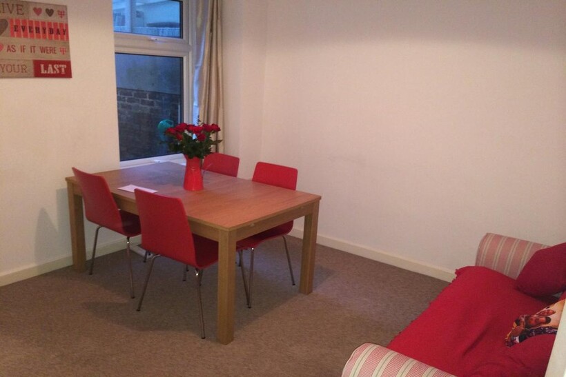 Burnt Oak Terrace, Gillingham ME7 4 bed house to rent - £1,525 pcm (£352 pw)