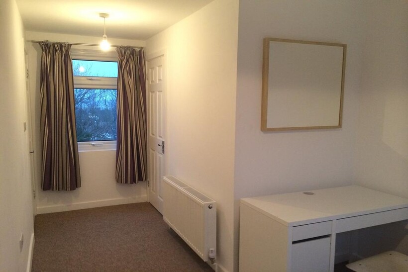Burnt Oak Terrace, Gillingham ME7 4 bed house to rent - £1,525 pcm (£352 pw)