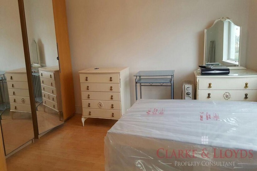 6 bedroom House, 3 en-suite, reception and dining