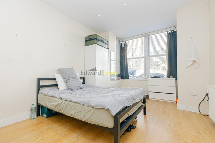 Cricketfield Road, London E5 3 bed flat to rent - £2,752 pcm (£635 pw)