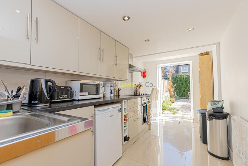 Cricketfield Road, London E5 3 bed flat to rent - £2,752 pcm (£635 pw)