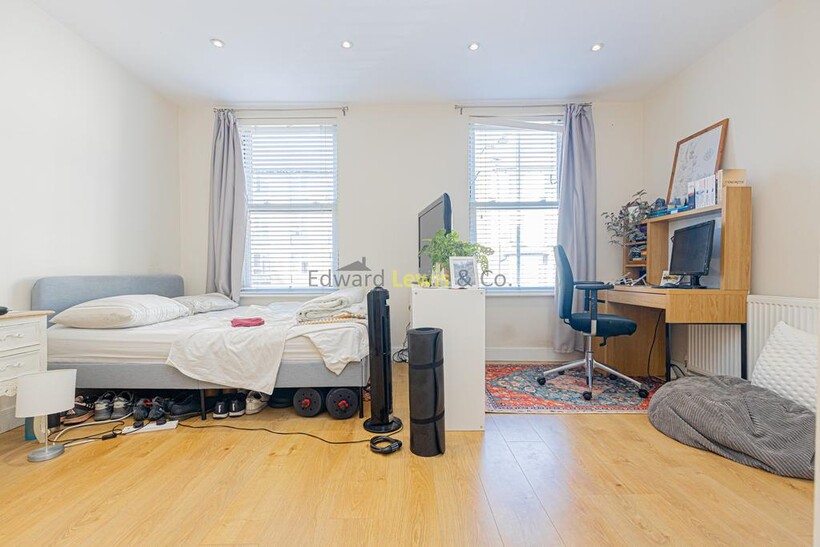 Cricketfield Road, London E5 3 bed flat to rent - £2,752 pcm (£635 pw)