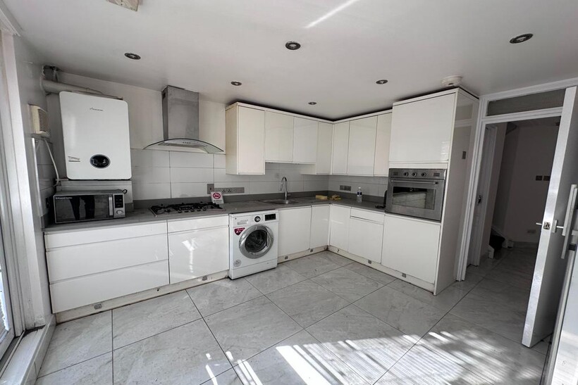 Bruce Road, London 4 bed terraced house to rent - £3,400 pcm (£785 pw)