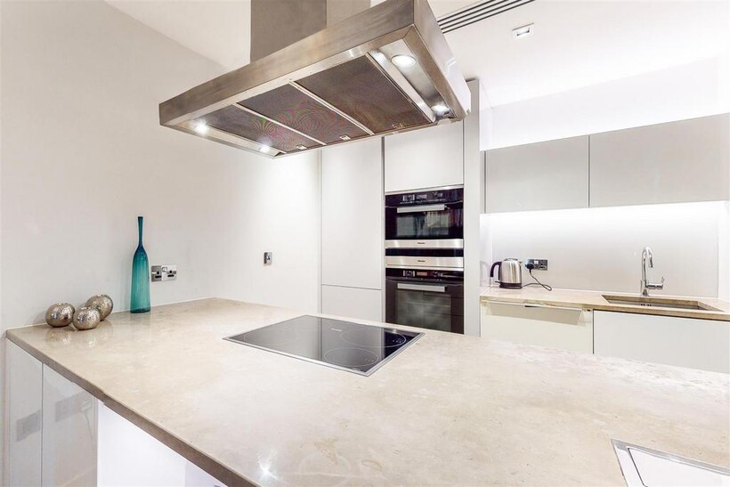 Radnor Terrace, Kensington 2 bed apartment to rent - £4,200 pcm (£969 pw)