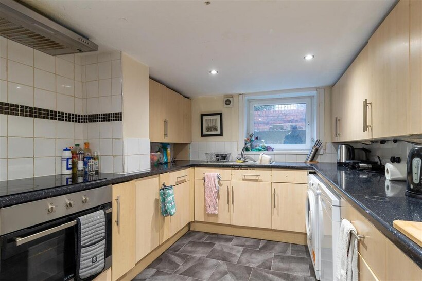 Delph Mount, Woodhouse, Leeds 5 bed house to rent - £2,275 pcm (£525 pw)