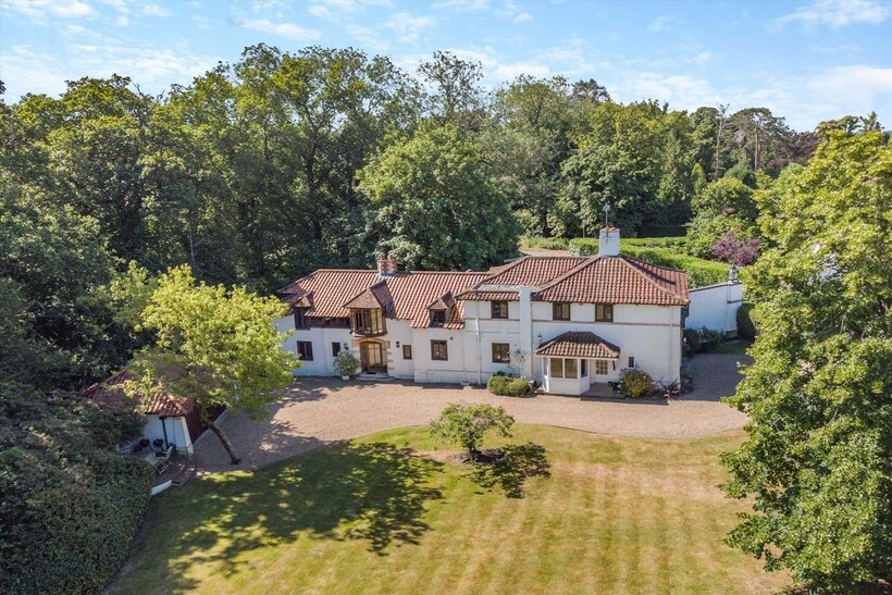 Ridgemead Road, Englefield Green... 6 bed detached house to rent - £5,750 pcm (£1,327 pw)