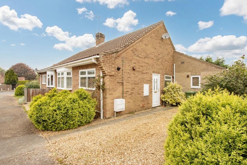 Kings Croft, Dersingham 3 bed semi-detached bungalow to rent - £1,100 pcm (£254 pw)